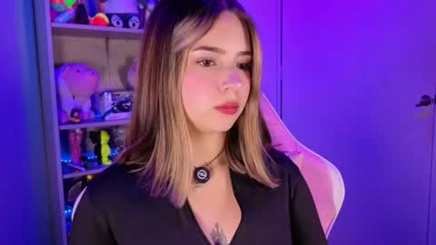 Snapshot of emilykarterr chatting on 05-09-26, 03:28 VALEEEN online show from 05-09-26, 03:28