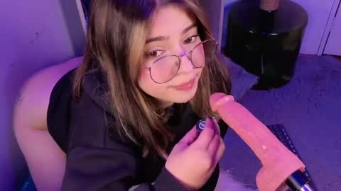 Snapshot of emilykarterr chatting on 05-11-26, 04:04 VALEEEN online show from 05-11-26, 04:04