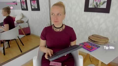 Snapshot of emilysumer chatting on 01-25-25, 01:32 Summer 3 online show from 01-25-25, 01:32