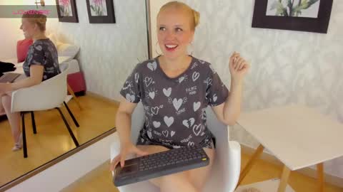 Snapshot of emilysumer chatting on 01-27-25, 01:48 Summer 3 online show from 01-27-25, 01:48