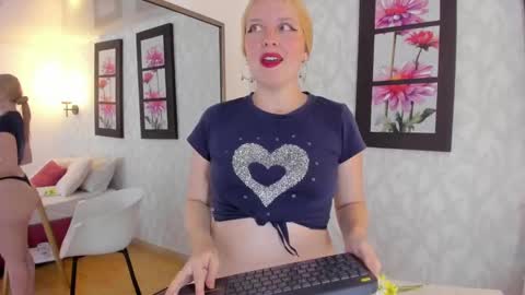 Snapshot of emilysumer chatting on 03-08-25, 05:49 Summer 3 online show from 03-08-25, 05:49