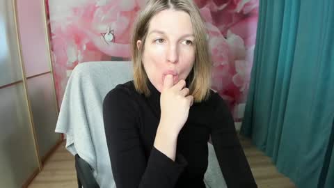 Snapshot of emilywalkers chatting on 12-11-24, 10:47 EmilyWalkers online show from 12-11-24, 10:47