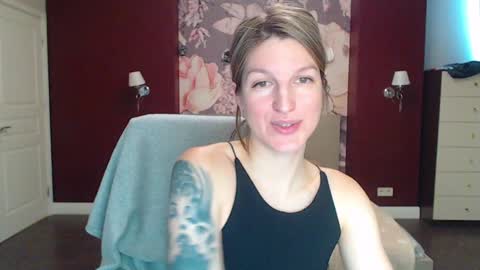Snapshot of emilywalkers chatting on 01-22-25, 10:50 EmilyWalkers online show from 01-22-25, 10:50