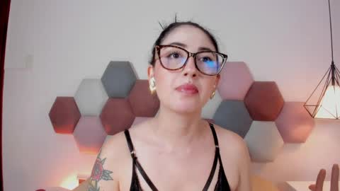 Snapshot of emilyywatson chatting on 04-01-26, 12:33 Emilyy Watson online show from 04-01-26, 12:33