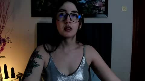 Snapshot of emilyywatson chatting on 04-21-26, 12:23 Emilyy Watson online show from 04-21-26, 12:23