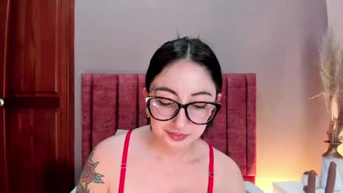 Snapshot of emilyywatson chatting on 05-09-26, 12:54 Emilyy Watson online show from 05-09-26, 12:54