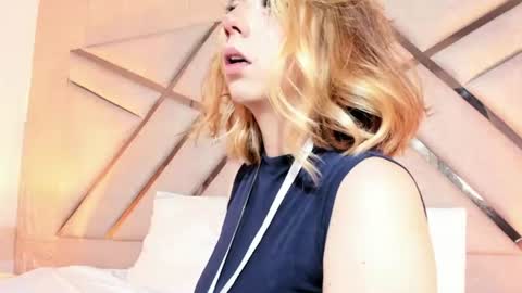 Snapshot of emma__copper chatting on 06-11-26, 12:32 emaa online show from 06-11-26, 12:32