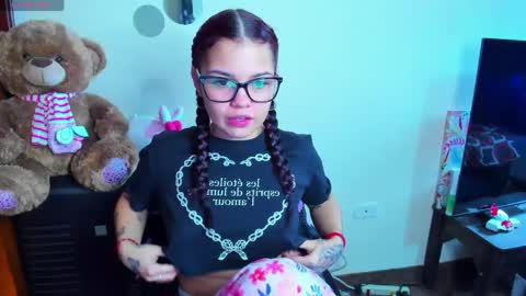 Snapshot of emma_boo_ chatting on 04-25-26, 02:58 emma_boo_ online show from 04-25-26, 02:58