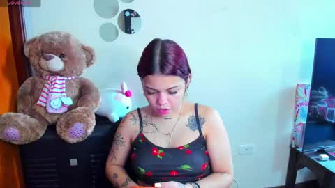 Snapshot of emma_boo_ chatting on 05-11-26, 02:45 emma_boo_ online show from 05-11-26, 02:45