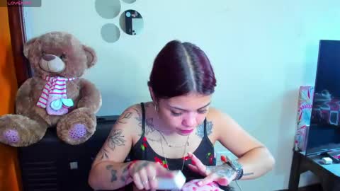 Snapshot of emma_boo_ chatting on 05-11-26, 04:04 emma_boo_ online show from 05-11-26, 04:04