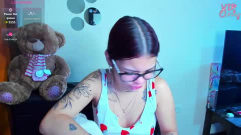 Snapshot of emma_boo_ chatting on 05-15-26, 02:02 emma_boo_ online show from 05-15-26, 02:02