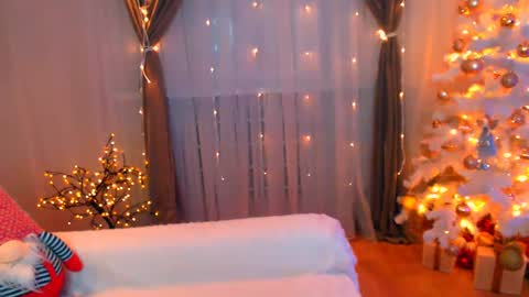Snapshot of emma_dorn chatting on 12-15-24, 02:37 Eva online show from 12-15-24, 02:37