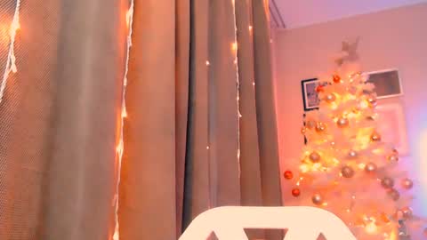 Snapshot of emma_dorn chatting on 12-19-24, 07:51 Eva online show from 12-19-24, 07:51