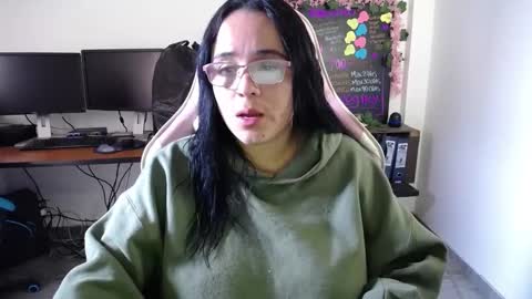 Snapshot of emma_evans07 chatting on 12-24-24, 01:28 emmy online show from 12-24-24, 01:28