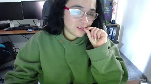 Snapshot of emma_evans07 chatting on 12-24-24, 04:40 emmy online show from 12-24-24, 04:40