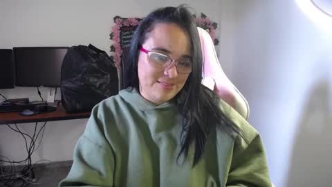 Snapshot of emma_evans07 chatting on 12-24-24, 07:44 emmy online show from 12-24-24, 07:44
