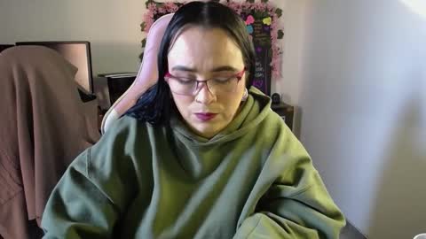 Snapshot of emma_evans07 chatting on 12-26-24, 02:05 emmy online show from 12-26-24, 02:05