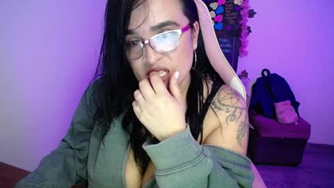 Snapshot of emma_evans07 chatting on 03-04-25, 06:39 emmy online show from 03-04-25, 06:39