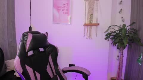 Snapshot of emma_rinaldi_ chatting on 06-17-26, 04:41 Emma online show from 06-17-26, 04:41
