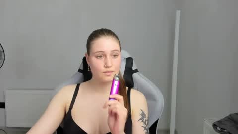 Snapshot of emma_sweettyy chatting on 06-15-26, 12:18 Emma online show from 06-15-26, 12:18
