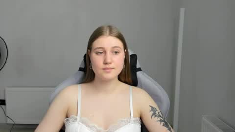 Snapshot of emma_sweettyy chatting on 06-18-26, 12:09 Emma online show from 06-18-26, 12:09