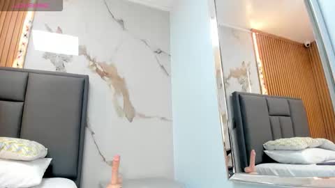 Snapshot of emmacooper2 chatting on 10-31-25, 01:34 online show from 10-31-25, 01:34