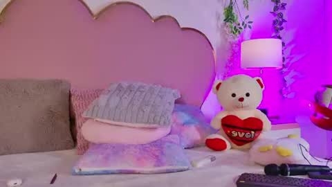 Snapshot of emmacrush chatting on 06-22-26, 11:13 Welcome Im yosein Your love is my passion activate it with your tips and enjoy with me online show from 06-22-26, 11:13