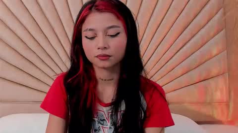 Snapshot of emmaduff_ chatting on 11-20-25, 11:43 online show from 11-20-25, 11:43