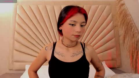 Snapshot of emmaduff_ chatting on 11-24-25, 12:05 online show from 11-24-25, 12:05