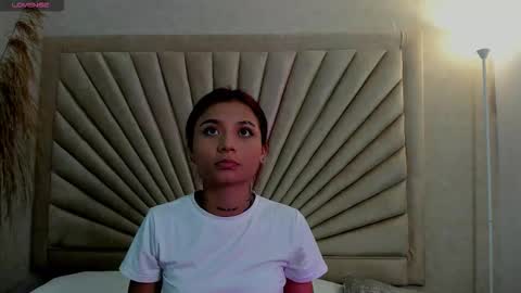 Snapshot of emmaduff_ chatting on 11-27-25, 11:45 online show from 11-27-25, 11:45