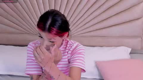 Snapshot of emmaduff_ chatting on 12-19-25, 12:12 online show from 12-19-25, 12:12