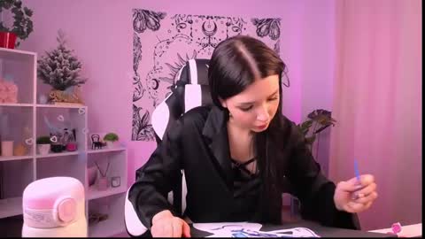 Snapshot of emmakeam_ chatting on 12-27-24, 06:46 Emma online show from 12-27-24, 06:46