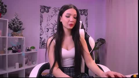 Snapshot of emmakeam_ chatting on 12-28-24, 04:19 Emma online show from 12-28-24, 04:19