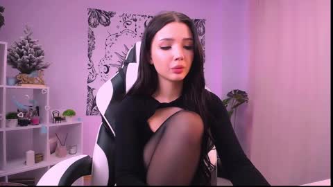 Snapshot of emmakeam_ chatting on 12-29-24, 06:35 Emma online show from 12-29-24, 06:35