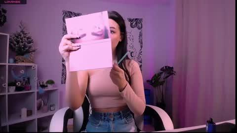 Snapshot of emmakeam_ chatting on 01-19-25, 02:47 Emma online show from 01-19-25, 02:47