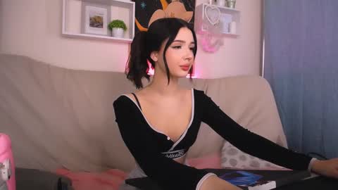 Snapshot of emmakeam_ chatting on 01-26-25, 12:22 Emma online show from 01-26-25, 12:22