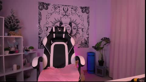 Snapshot of emmakeam_ chatting on 01-29-25, 06:54 Emma online show from 01-29-25, 06:54