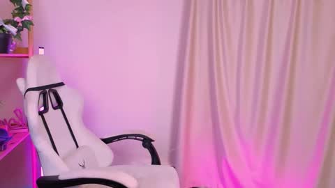 Snapshot of emmakeam_ chatting on 10-07-25, 10:01 Emma online show from 10-07-25, 10:01