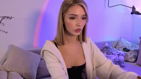 Snapshot of emmakeam_ chatting on 11-13-25, 09:30 Emma online show from 11-13-25, 09:30