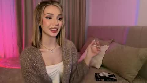 Snapshot of emmakeam_ chatting on 11-21-25, 10:03 Emma online show from 11-21-25, 10:03