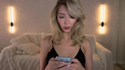 Snapshot of emmakeam_ chatting on 05-05-26, 03:14 Emma online show from 05-05-26, 03:14