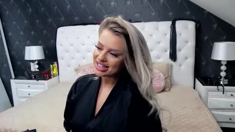 Emma Mavis online show from 10-19-25, 04:57