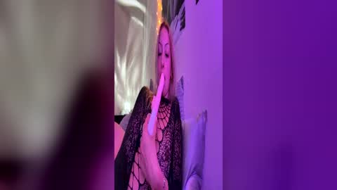 Snapshot of emmaraee chatting on 06-21-26, 11:07 emmaraee online show from 06-21-26, 11:07