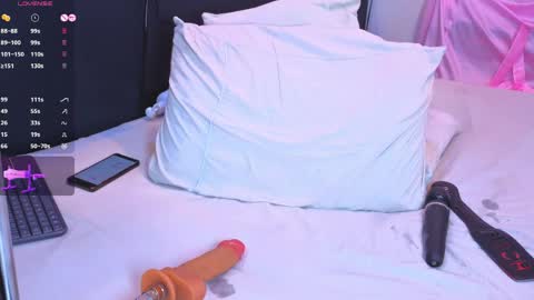 Snapshot of emmarouss1 chatting on 04-01-26, 01:41 emmarouss1 online show from 04-01-26, 01:41