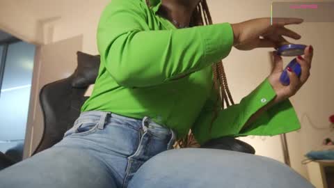 Sara online show from 12-19-25, 12:01