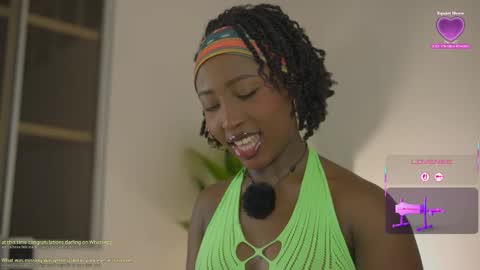 Snapshot of emmasanzoficial chatting on 02-12-26, 10:43 Sara online show from 02-12-26, 10:43