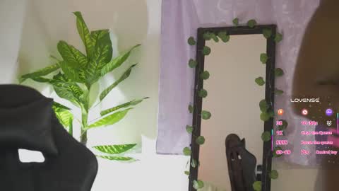 Snapshot of emmasanzoficial chatting on 02-19-26, 11:50 Sara online show from 02-19-26, 11:50