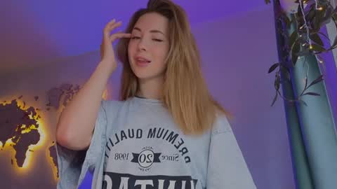 Snapshot of emmi_rosee chatting on 03-05-25, 09:16 Miss Emmi online show from 03-05-25, 09:16