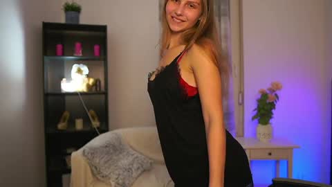 Snapshot of emmie_murray chatting on 03-27-26, 08:08 Emmie online show from 03-27-26, 08:08