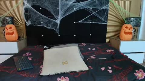 Emmily keller online show from 10-27-25, 01:37